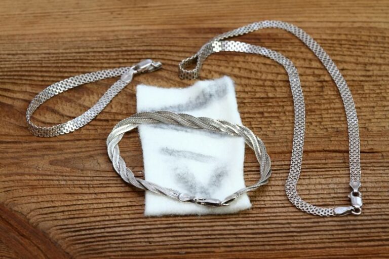 Womit kann man Schmuck reinigen